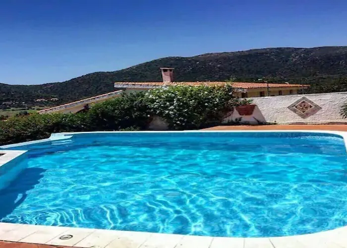 Private Pool With Panoramic Views Split Over 2 Levels / Aircon / New Pool. 別荘