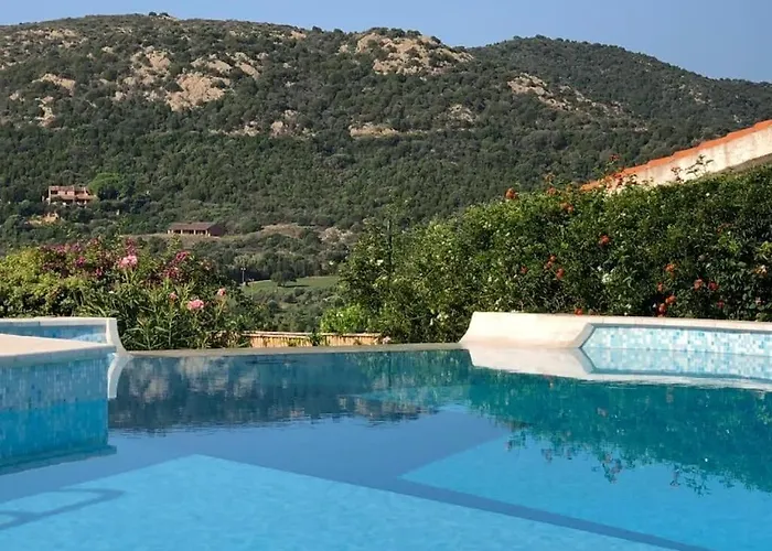 Private Pool With Panoramic Views Split Over 2 Levels / Aircon / New Pool. 別荘