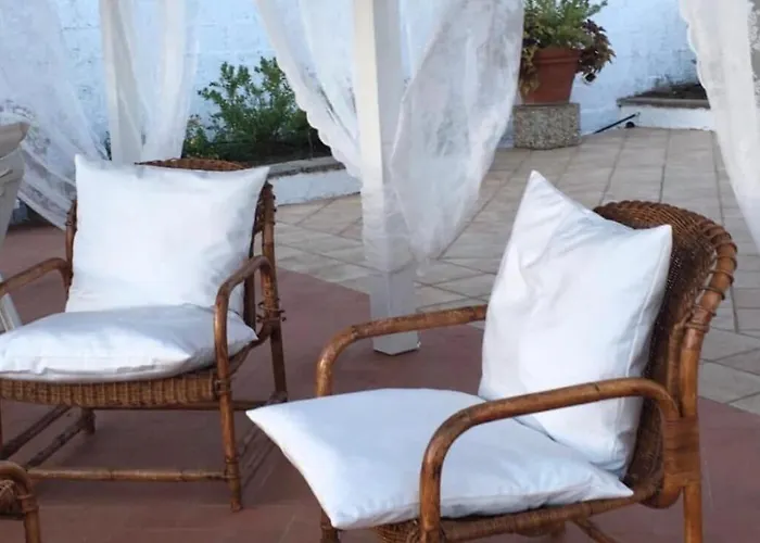 Private Pool With Panoramic Views Split Over 2 Levels / Aircon / New Pool. 別荘