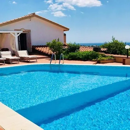 Dom wakacyjny Private Pool With Panoramic Views Split Over 2 Levels / Aircon / New Pool.